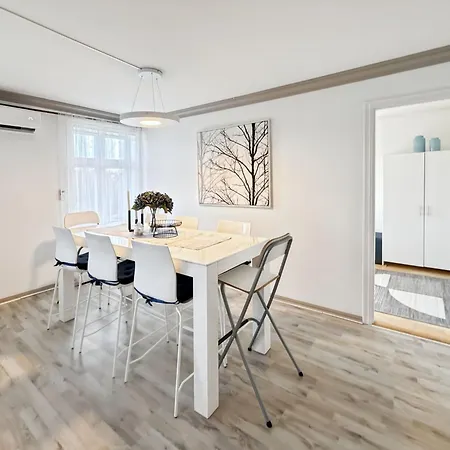 Nr6 4 Bedrooms Lejlighed *