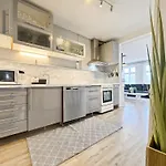 Nr6 4 Bedrooms شقة *